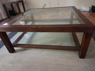 Mesa auxiliar con lámpara y figura