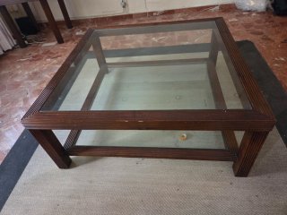 Mesa auxiliar con lámpara y figura