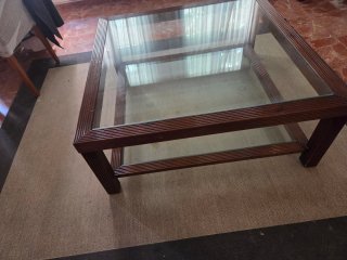 Mesa auxiliar con lámpara y figura