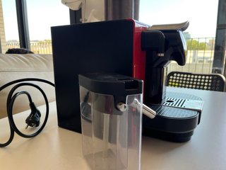 Cafetera Nespresso DeLonghi Lattissima Roja