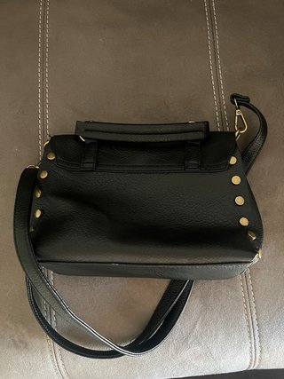 Bolso negro con cierre metálico