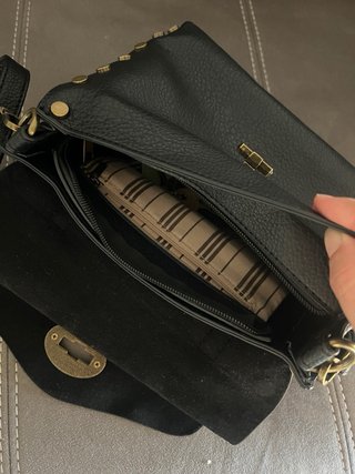 Bolso negro con cierre metálico