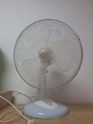 Ventilador de mesa blanco y azul