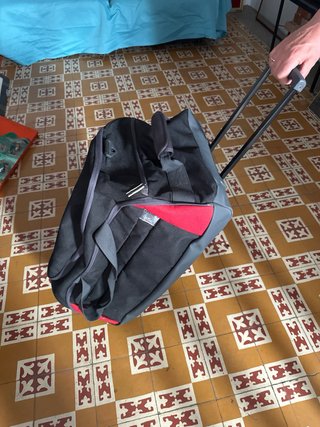 Bolsa de viaje Delsey 2 ruedas negra y roja