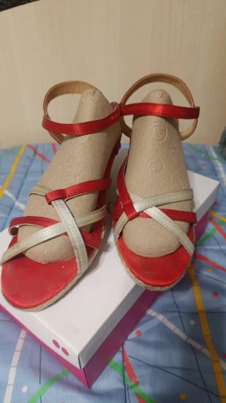 Sandalias cuña tiras rojas y blancas