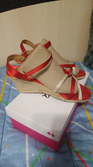 Sandalias cuña tiras rojas y blancas