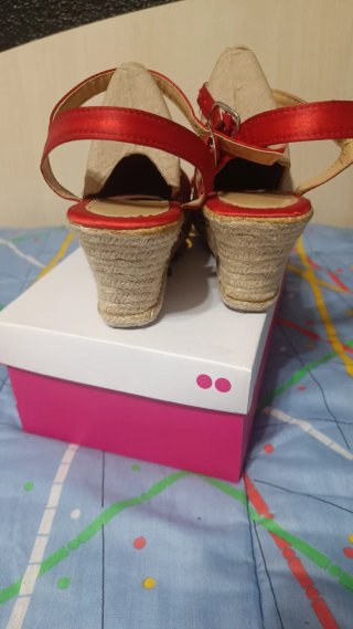 Sandalias cuña tiras rojas y blancas
