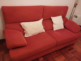 Sofá 2 plazas tela rojo. 1,90m de largo.