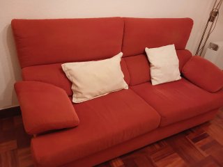 Sofá 2 plazas tela rojo. 1,90m de largo.