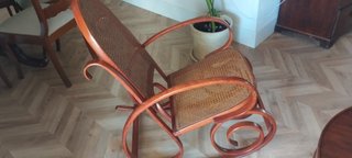 Mecedora de madera y ratán