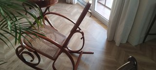 Mecedora de madera y ratán