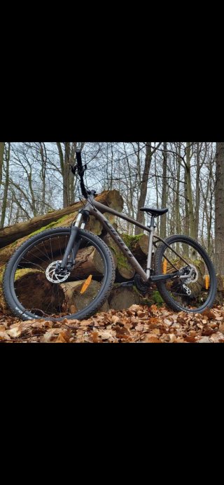 Bicicleta de montaña gris y negra