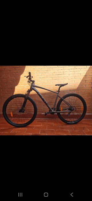 Bicicleta de montaña gris y negra