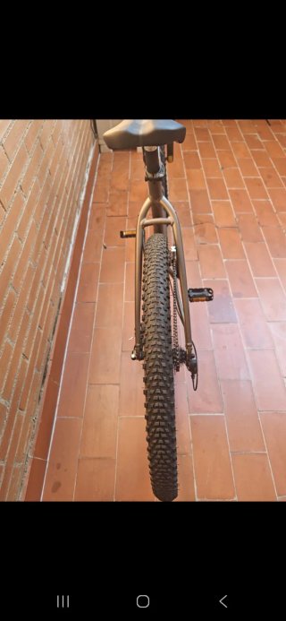 Bicicleta de montaña gris y negra