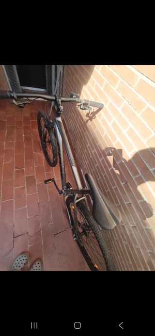 Bicicleta de montaña gris y negra