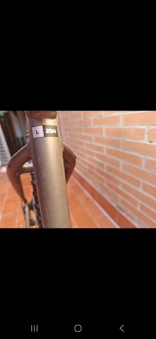 Bicicleta de montaña gris y negra