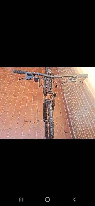 Bicicleta de montaña gris y negra