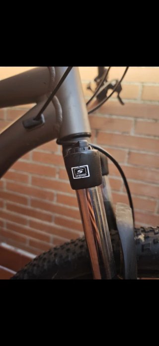 Bicicleta de montaña gris y negra