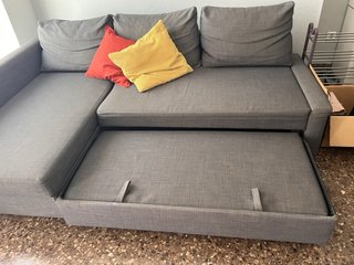 Divano letto chaiselongue grigio Ikea Friheten. Trasloco