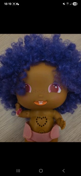 Muñeca Bellies con pelo morado