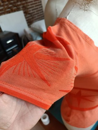 Camiseta naranja con estampado