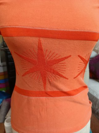 Camiseta naranja con estampado