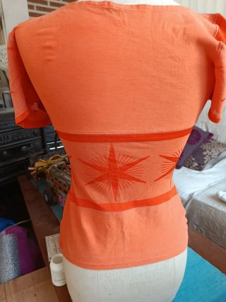 Camiseta naranja con estampado