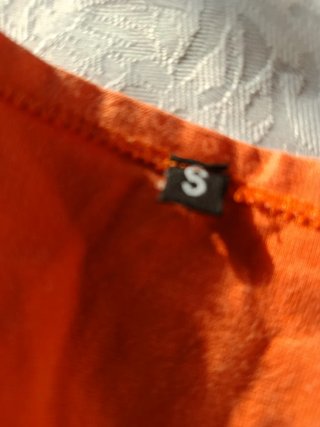 Camiseta naranja con estampado