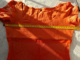 Camiseta naranja con estampado