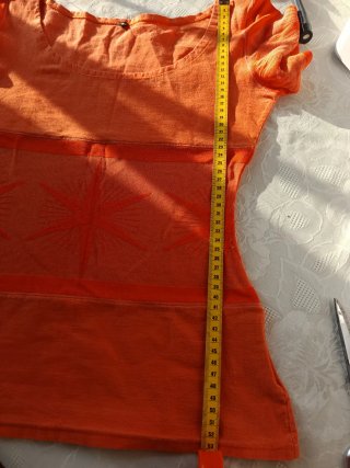 Camiseta naranja con estampado