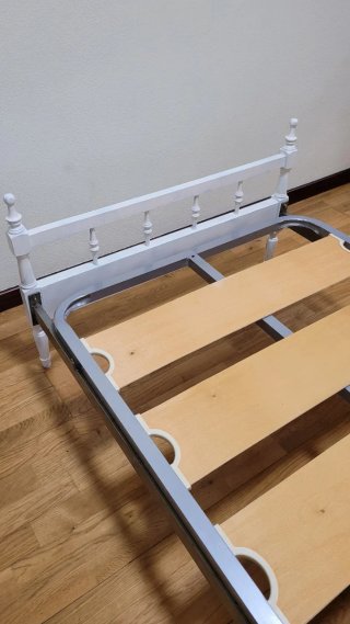 Cama 0,90x1,90 con somier + Mesita