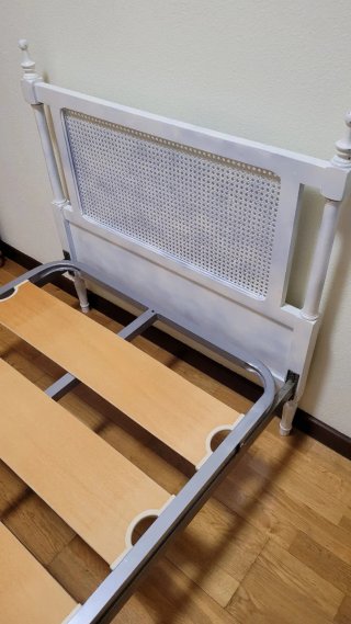 Cama 0,90x1,90 con somier + Mesita