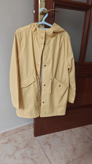 Parka tipo chubasquero amarillo