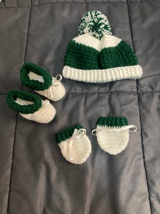 Conjunto bebé tejido a mano gorro y patucos