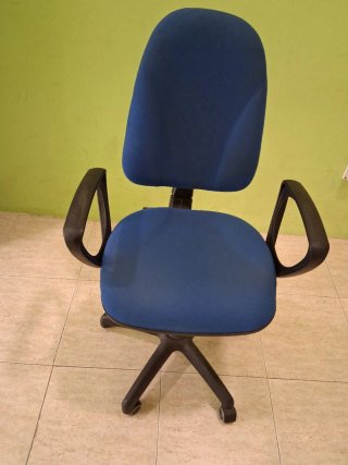 Silla de oficina azul con ruedas
