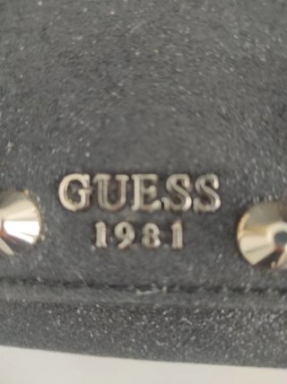 Cartera Guess.