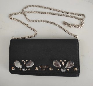 Cartera Guess.