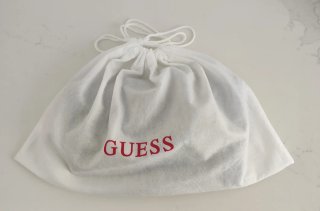 Cartera Guess.