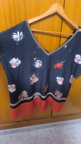 Blusa floral con escote V y detalle dorado