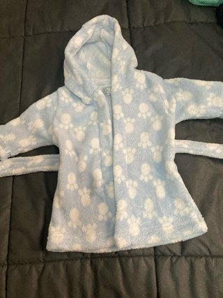 Albornoz bebé azul con huellas