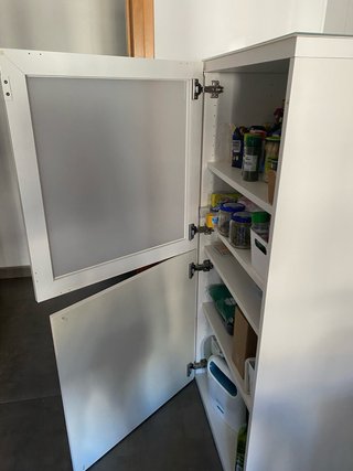 Mueble de almacenaje blanco y transparente
