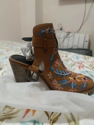 Botines con bordado floral