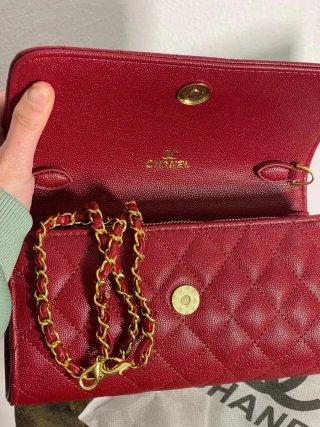 Borsa Chanel rossa con catena dorata