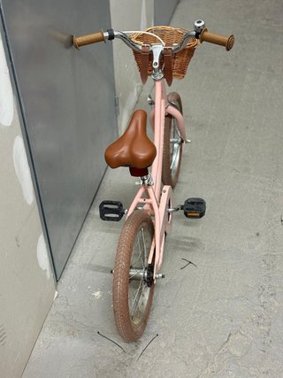 Bici infantil rosa con cesta