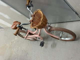 Bici infantil rosa con cesta