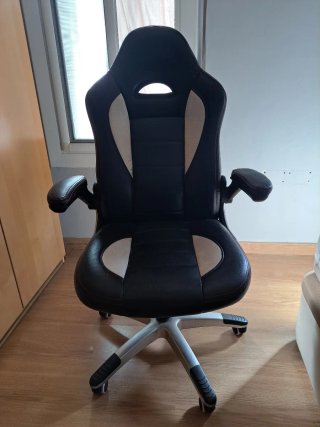 Silla de oficina ergonómica negra y blanca
