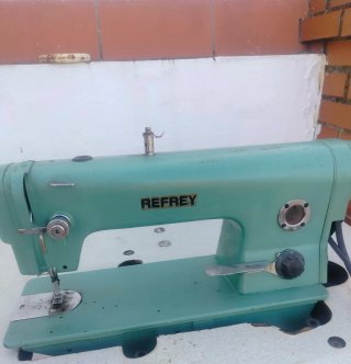 Máquina de coser Refrey industrial.