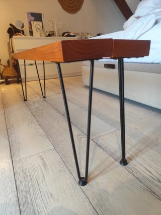 Banco de madera con patas metálicas
