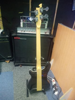 Bajo estilo Rickenbacker