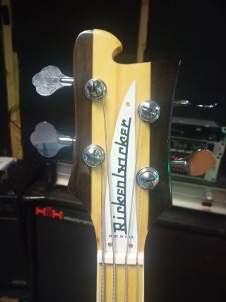Bajo estilo Rickenbacker